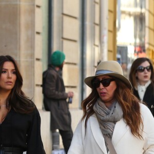 Eva Longoria se promène avec son amie Maria Bravo et son compagnon dans les rues de Paris. Le 24 septembre 2018