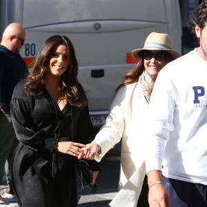 Eva Longoria se promène avec son amie Maria Bravo et son compagnon dans les rues de Paris. Le 24 septembre 2018