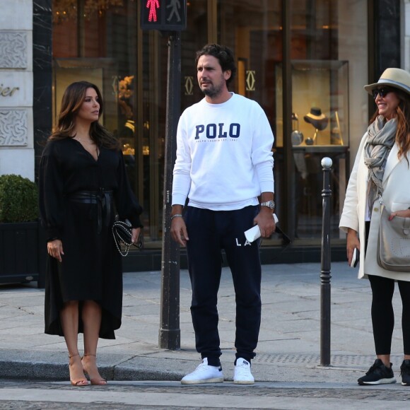 Eva Longoria se promène avec son amie Maria Bravo et son compagnon dans les rues de Paris. Le 24 septembre 2018