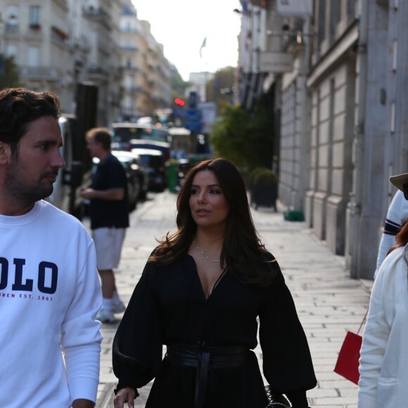 Eva Longoria se promène avec son amie Maria Bravo et son compagnon dans les rues de Paris. Le 24 septembre 2018