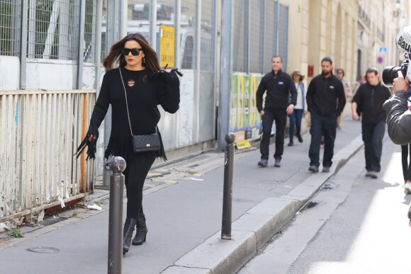 Eva Longoria se promène dans les rues de Paris à l'occasion. Le 24 septembre 2018