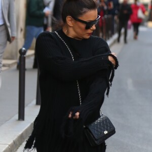 Semi-exclusif - Eva Longoria quitte une séance photo pour Balmain et se rend dans le salon de coiffure " l'Atelier Blanc" à Paris le 24 septembre 2018.