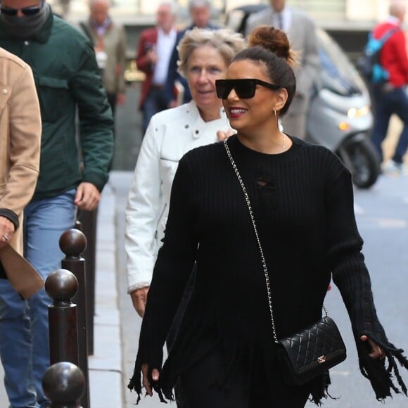 Semi-exclusif - Eva Longoria quitte une séance photo pour Balmain et se rend dans le salon de coiffure " l'Atelier Blanc" à Paris le 24 septembre 2018.