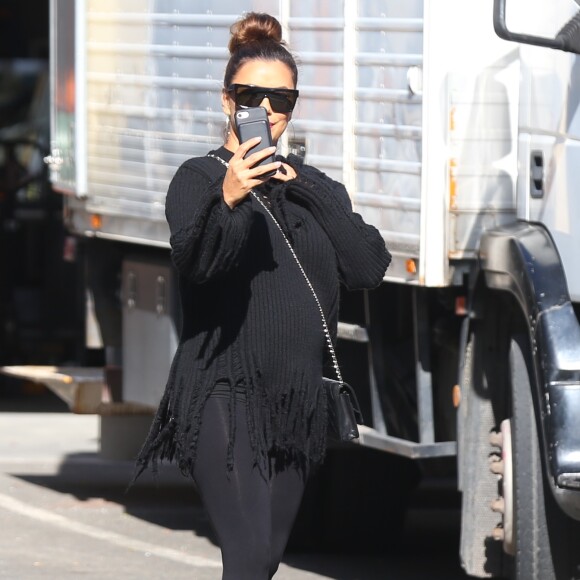 Semi-exclusif - Eva Longoria quitte une séance photo pour Balmain et se rend dans le salon de coiffure " l'Atelier Blanc" à Paris le 24 septembre 2018.