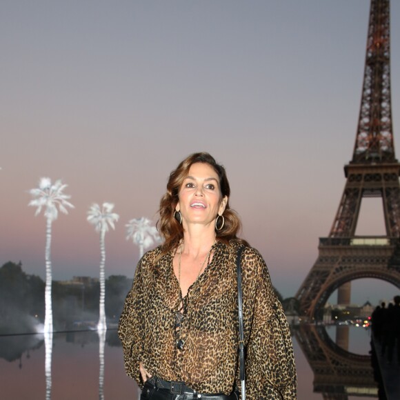 Cindy Crawford - People au défilé de mode "Saint-Laurent" PAP printemps-été 2019 au Trocadero devant la Tour Eiffel à Paris le 25 septembre 2018 © Denis Guignebourg/Bestimage