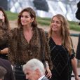 Cindy Crawford - Défilé de mode "Saint-Laurent" PAP printemps-été 2019 au Trocadero devant la Tour Eiffel à Paris le 25 septembre 2018
