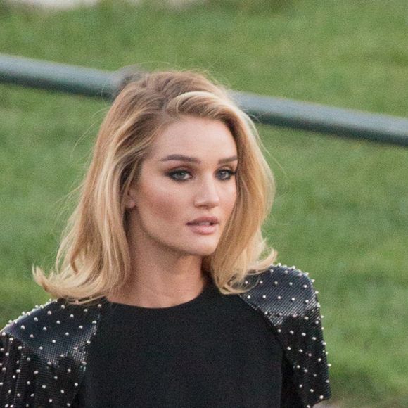 Rosie Huntington-Whiteley - Défilé de mode "Saint-Laurent" PAP printemps-été 2019 au Trocadero devant la Tour Eiffel à Paris le 25 septembre 2018