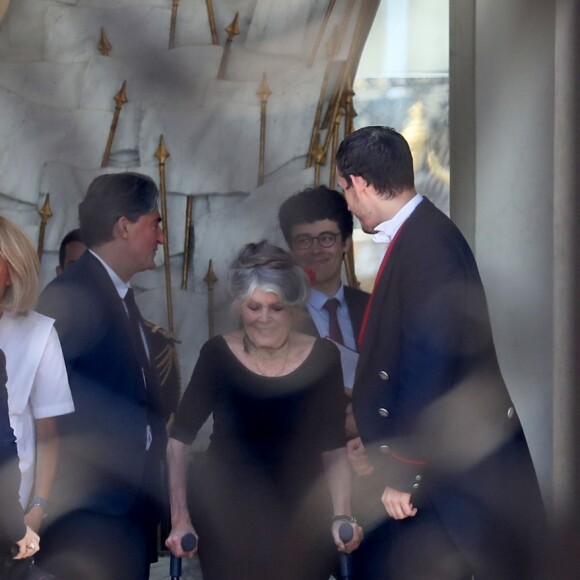 Brigitte Macron raccompagne Brigitte Bardot sur le perron du palais de l'Elysée, après son entretien avec le président de la République. Paris, le 24 juillet 2018