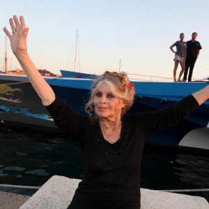 Exclusif - Brigitte Bardot pose avec l'équipage de Brigitte Bardot Sea Shepherd, le célèbre trimaran d'intervention de l'organisation écologiste, sur le port de Saint-Tropez, le 26 septembre 2014 en escale pour 3 jours à deux jours de ses 80 ans. Cela fait au moins dix ans qu'elle n'est pas apparue en public sur le port tropézien.