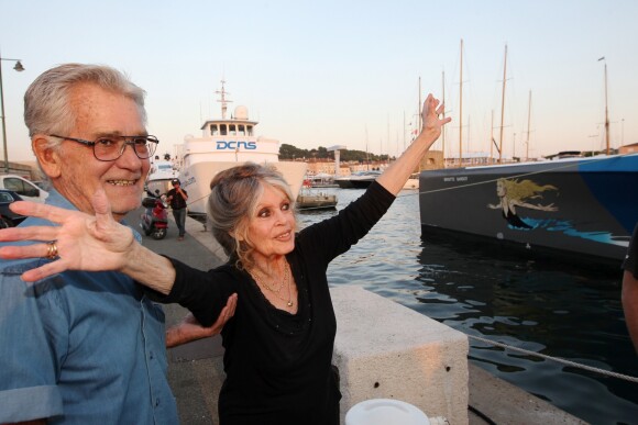 Exclusif - Brigitte Bardot et son mari Bernard d'Ormale avant qu'elle pose avec l'équipage de Brigitte Bardot Sea Shepherd, le célèbre trimaran d'intervention de l'organisation écologiste, sur le port de Saint-Tropez, le 26 septembre 2014 en escale pour 3 jours à deux jours de ses 80 ans. Cela fait au moins dix ans qu'elle n'est pas apparue en public sur le port tropézien.
