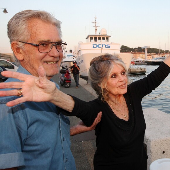 Exclusif - Brigitte Bardot et son mari Bernard d'Ormale avant qu'elle pose avec l'équipage de Brigitte Bardot Sea Shepherd, le célèbre trimaran d'intervention de l'organisation écologiste, sur le port de Saint-Tropez, le 26 septembre 2014 en escale pour 3 jours à deux jours de ses 80 ans. Cela fait au moins dix ans qu'elle n'est pas apparue en public sur le port tropézien.