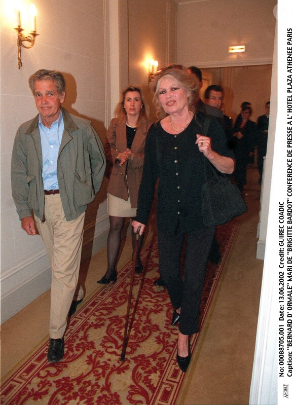 Archives - Brigitte Bardot et son mari Bernard d'Ormale en 2002 à Paris
