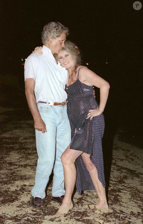 Archives - Brigitte Bardot et son mari Bernard d'Ormale lors de leur 5ème anniversaire de mariage à Saint-Tropez. Le 14 août 1997