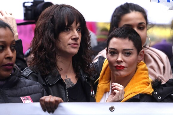 Asia Argento et Rose McGowan lors de la marche "Women's WeToo WeToogether" pour la journée internationale des droits des femmes à Rome, le 8 mars 2018.