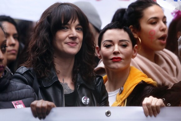 Asia Argento et Rose McGowan lors de la marche "Women's WeToo WeToogether" pour la journée internationale des droits des femmes à Rome, le 8 mars 2018.