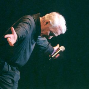 Charles Aznavour en concert à Beyrouth en 2001.