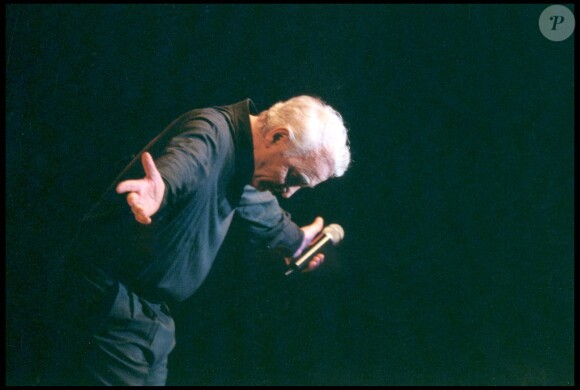 Charles Aznavour en concert à Beyrouth en 2001.