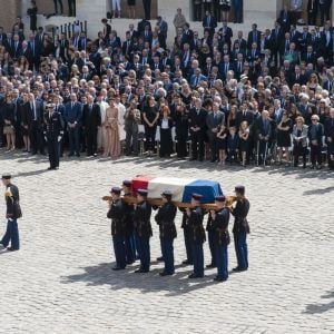 Emmanuel Macron devant le cercueil de Simone Veil - Hommage national à Simone Veil (femme politique et rescapée de la Shoah) dans la cour d'Honneur des Invalides à Paris, France, le 5 juillet 2017. Simone Veil reposera avec son mari au Panthéon. © Pierre Perusseau/Bestimage