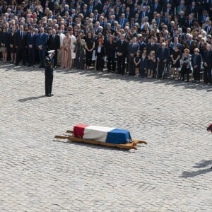 Emmanuel Macron se recueille devant le cercueil de Simone Veil - Hommage national à Simone Veil (femme politique et rescapée de la Shoah) dans la cour d'Honneur des Invalides à Paris, France, le 5 juillet 2017. Simone Veil reposera avec son mari au Panthéon. © Pierre Perusseau/Bestimage