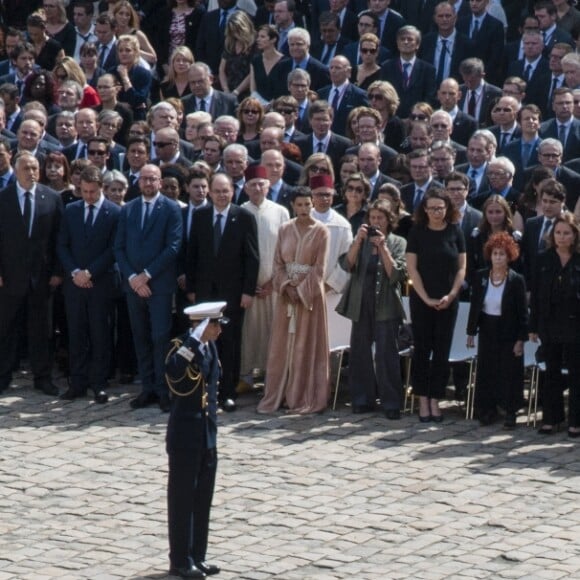 Emmanuel Macron se recueille devant le cercueil de Simone Veil - Hommage national à Simone Veil (femme politique et rescapée de la Shoah) dans la cour d'Honneur des Invalides à Paris, France, le 5 juillet 2017. Simone Veil reposera avec son mari au Panthéon. © Pierre Perusseau/Bestimage