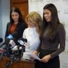 Steven Seagal est accusé d'agression sexuelle et de viol par deux femmes Flavia Brugger Dadis et Regina Simons qui étaient très jeunes au moment des faits présumés à Los Angeles le 19 mars 2018. les deux femmes posent avec leur avocate Lisa Bloom.