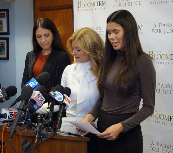 Steven Seagal est accusé d'agression sexuelle et de viol par deux femmes Flavia Brugger Dadis et Regina Simons qui étaient très jeunes au moment des faits présumés à Los Angeles le 19 mars 2018. les deux femmes posent avec leur avocate Lisa Bloom.