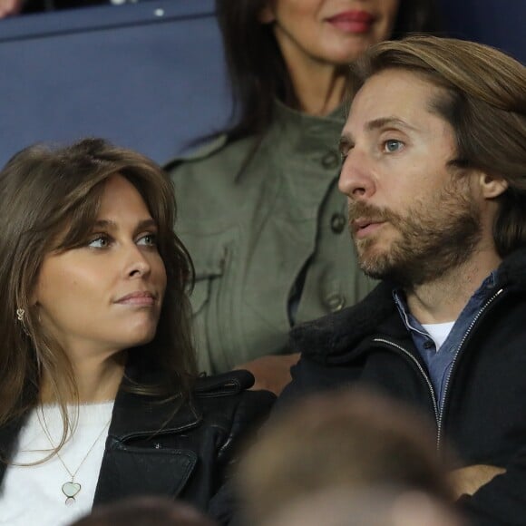 Ophélie Meunier et son mari Mathieu Vergne dans les tribunes du parc des princes lors du match de football de ligue 1 opposant le Paris Saint-Germain (PSG) à l'Olympique Lyonnais (OL) à Paris, France, le 7 octobre 2018.