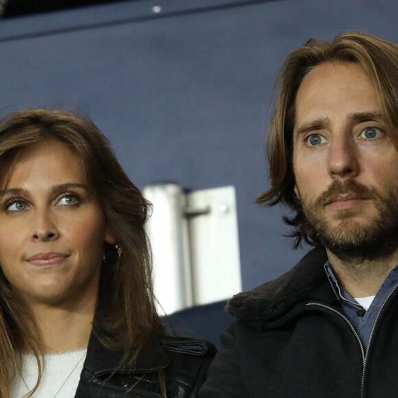 Ophélie Meunier et son mari Mathieu Vergne dans les tribunes du parc des princes lors du match de football de ligue 1 opposant le Paris Saint-Germain (PSG) à l'Olympique Lyonnais (OL) à Paris, France, le 7 octobre 2018.