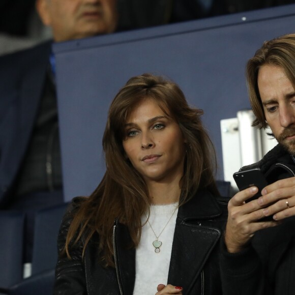 Ophélie Meunier et son mari Mathieu Vergne dans les tribunes du parc des princes lors du match de football de ligue 1 opposant le Paris Saint-Germain (PSG) à l'Olympique Lyonnais (OL) à Paris, France, le 7 octobre 2018.