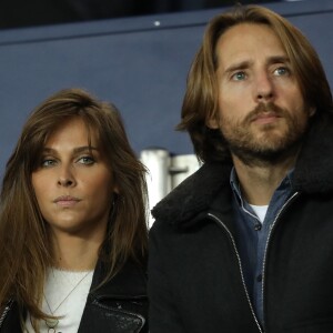 Ophélie Meunier et son mari Mathieu Vergne dans les tribunes du parc des princes lors du match de football de ligue 1 opposant le Paris Saint-Germain (PSG) à l'Olympique Lyonnais (OL) à Paris, France, le 7 octobre 2018.