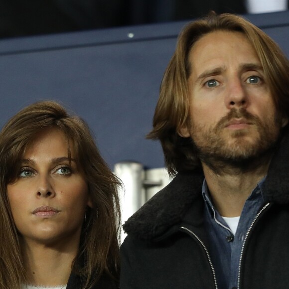 Ophélie Meunier et son mari Mathieu Vergne dans les tribunes du parc des princes lors du match de football de ligue 1 opposant le Paris Saint-Germain (PSG) à l'Olympique Lyonnais (OL) à Paris, France, le 7 octobre 2018.