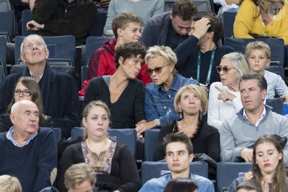 Muriel Robin et sa compagne Anne Le Nen (avec son père) à la demi-finale entre J. Sock et J. Benneteau - Tournoi de tennis "Rolex Paris Masters 2017" à Paris le 4 novembre 2017 © Veeren - Perusseau / Bestimage