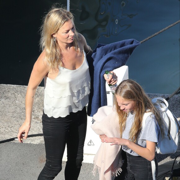 Kate Moss quitte le yacht Kingdom Come avec sa fille Lila Grace , une bière à la main à Eze sur Mer le 27 août 2015.