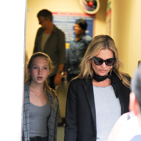 Kate Moss, sa fille Lila Grace et son père Jefferson Hack se promènent à Londres le 10 août 2015