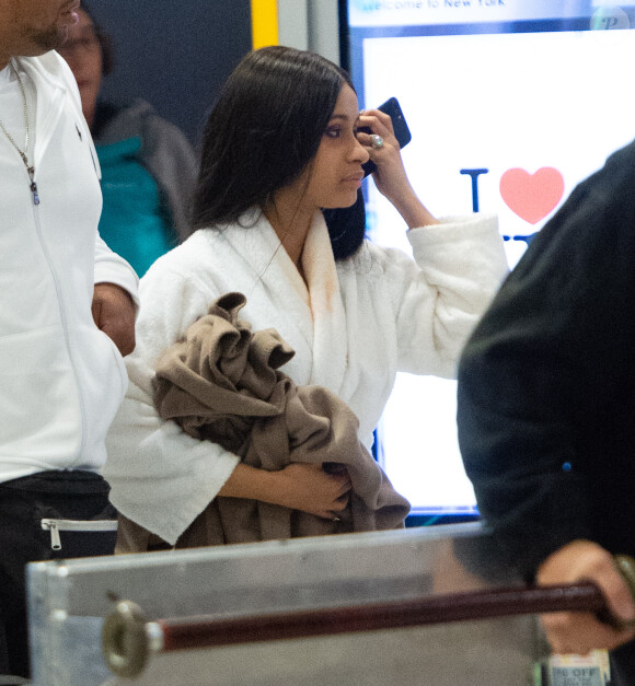 Exclusif - Cardi B arrive, en peignoir et mules de bain, à l'aéroport de Los Angeles (LAX), le 27 septembre 2018.