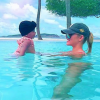 Khloé Kardashian et sa fille True s'amusent dans l'eau en vacances. Septembre 2018.