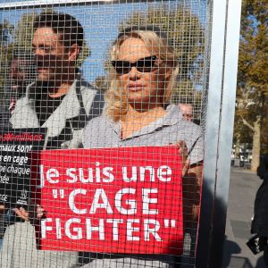 L'actrice américaine Pamela Anderson (Danse avec les Stars 2018) se fait enfermer lors d'un happening contre les élevages en cage sur la place de la République à Paris, France, le 10 octobre 2018. 130 ONG lancent ce mercredi une initiative citoyenne européenne pour mettre fin à l'élevage des animaux de ferme en gage. © Sébastien Valiela/Bestimage