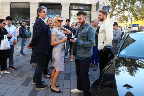 L'actrice américaine Pamela Anderson (Danse avec les Stars 2018) se fait enfermer lors d'un happening contre les élevages en cage sur la place de la République à Paris, France, le 10 octobre 2018. 130 ONG lancent ce mercredi une initiative citoyenne européenne pour mettre fin à l'élevage des animaux de ferme en gage. © Sébastien Valiela/Bestimage