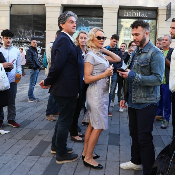 L'actrice américaine Pamela Anderson (Danse avec les Stars 2018) se fait enfermer lors d'un happening contre les élevages en cage sur la place de la République à Paris, France, le 10 octobre 2018. 130 ONG lancent ce mercredi une initiative citoyenne européenne pour mettre fin à l'élevage des animaux de ferme en gage. © Sébastien Valiela/Bestimage