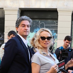 L'actrice américaine Pamela Anderson (Danse avec les Stars 2018) se fait enfermer lors d'un happening contre les élevages en cage sur la place de la République à Paris, France, le 10 octobre 2018. © Sébastien Valiela/Bestimage