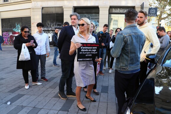 L'actrice américaine Pamela Anderson (Danse avec les Stars 2018) se fait enfermer lors d'un happening contre les élevages en cage sur la place de la République à Paris, France, le 10 octobre 2018. 130 ONG lancent ce mercredi une initiative citoyenne européenne pour mettre fin à l'élevage des animaux de ferme en gage. © Sébastien Valiela/Bestimage