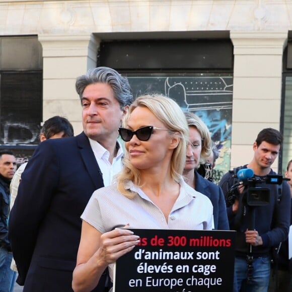 L'actrice américaine Pamela Anderson (Danse avec les Stars 2018) se fait enfermer lors d'un happening contre les élevages en cage sur la place de la République à Paris, France, le 10 octobre 2018. 130 ONG lancent ce mercredi une initiative citoyenne européenne pour mettre fin à l'élevage des animaux de ferme en gage. © Sébastien Valiela/Bestimage