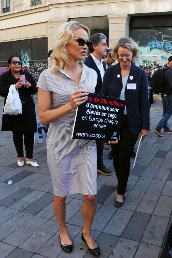 L'actrice américaine Pamela Anderson (Danse avec les Stars 2018) se fait enfermer lors d'un happening contre les élevages en cage sur la place de la République à Paris, France, le 10 octobre 2018. © Sébastien Valiela/Bestimage