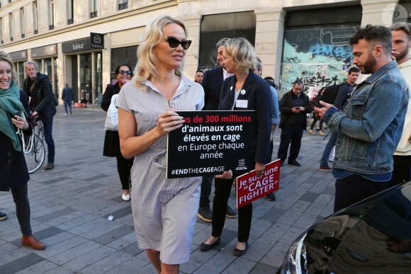L'actrice américaine Pamela Anderson (Danse avec les Stars 2018) se fait enfermer lors d'un happening contre les élevages en cage sur la place de la République à Paris, France, le 10 octobre 2018. 130 ONG lancent ce mercredi une initiative citoyenne européenne pour mettre fin à l'élevage des animaux de ferme en gage. © Sébastien Valiela/Bestimage