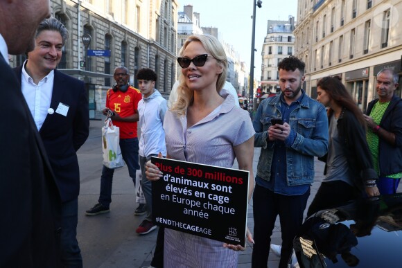 L'actrice américaine Pamela Anderson (Danse avec les Stars 2018) se fait enfermer lors d'un happening contre les élevages en cage sur la place de la République à Paris, France, le 10 octobre 2018. © Sébastien Valiela/Bestimage