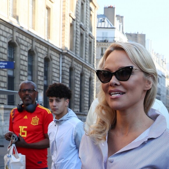 L'actrice américaine Pamela Anderson (Danse avec les Stars 2018) se fait enfermer lors d'un happening contre les élevages en cage sur la place de la République à Paris, France, le 10 octobre 2018. © Sébastien Valiela/Bestimage