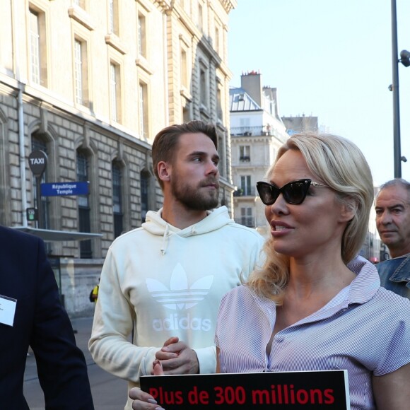 L'actrice américaine Pamela Anderson (Danse avec les Stars 2018) se fait enfermer lors d'un happening contre les élevages en cage sur la place de la République à Paris, France, le 10 octobre 2018. © Sébastien Valiela/Bestimage