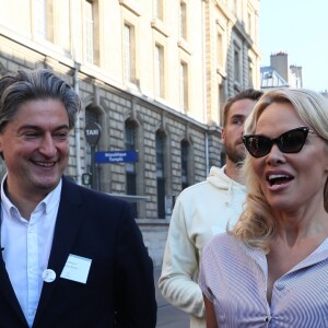 L'actrice américaine Pamela Anderson (Danse avec les Stars 2018) se fait enfermer lors d'un happening contre les élevages en cage sur la place de la République à Paris, France, le 10 octobre 2018. © Sébastien Valiela/Bestimage