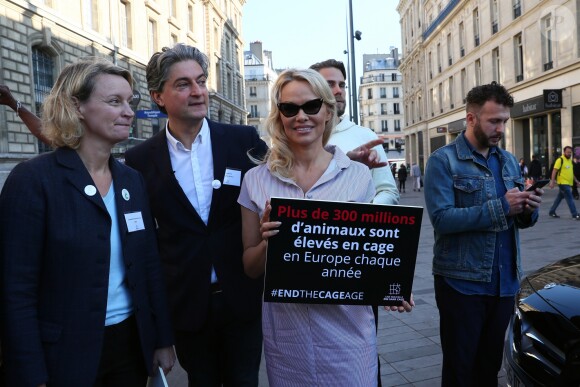 L'actrice américaine Pamela Anderson (Danse avec les Stars 2018) se fait enfermer lors d'un happening contre les élevages en cage sur la place de la République à Paris, France, le 10 octobre 2018. 130 ONG lancent ce mercredi une initiative citoyenne européenne pour mettre fin à l'élevage des animaux de ferme en gage. © Sébastien Valiela/Bestimage