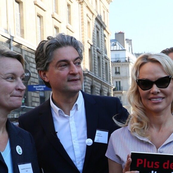 L'actrice américaine Pamela Anderson (Danse avec les Stars 2018) se fait enfermer lors d'un happening contre les élevages en cage sur la place de la République à Paris, France, le 10 octobre 2018. 130 ONG lancent ce mercredi une initiative citoyenne européenne pour mettre fin à l'élevage des animaux de ferme en gage. © Sébastien Valiela/Bestimage